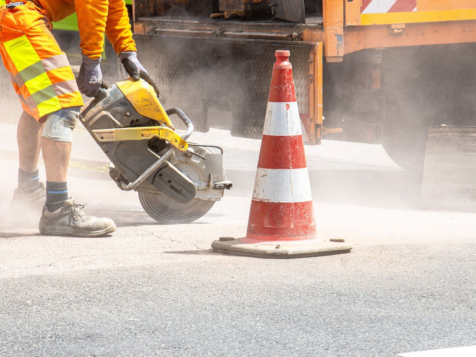 Temsili görsel: asfalt kesme makinesiyle yolda kesim ve trafik konisi