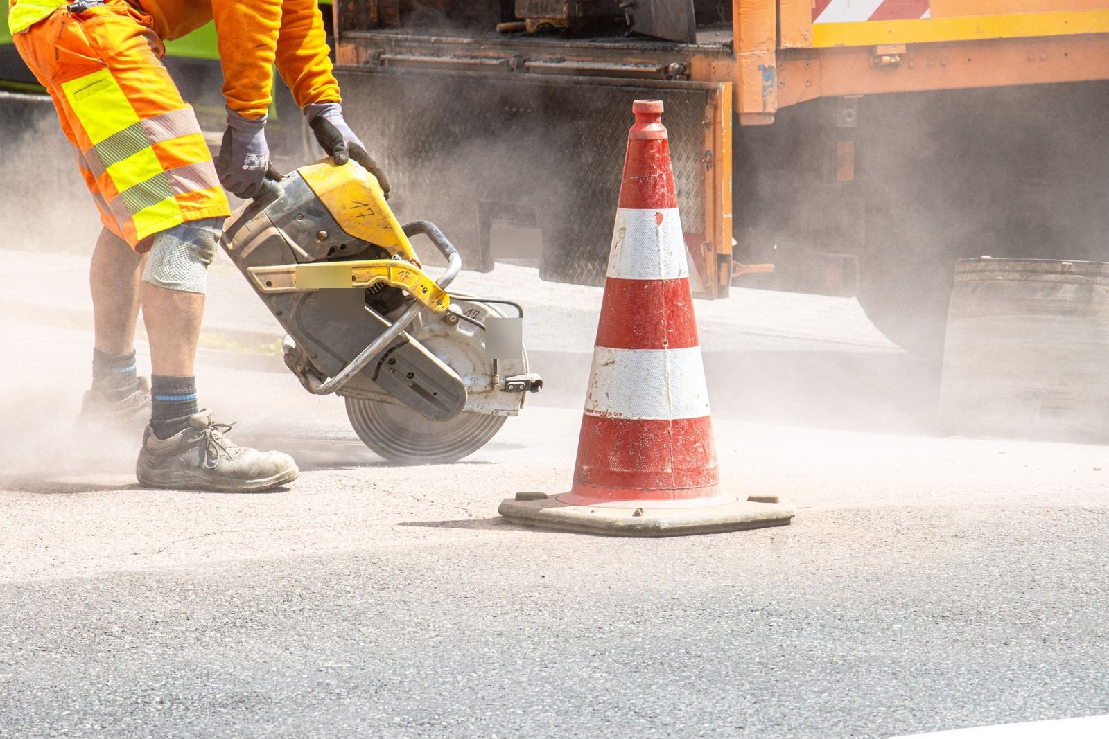 Temsili görsel: asfalt kesme makinesiyle yolda kesim ve trafik konisi