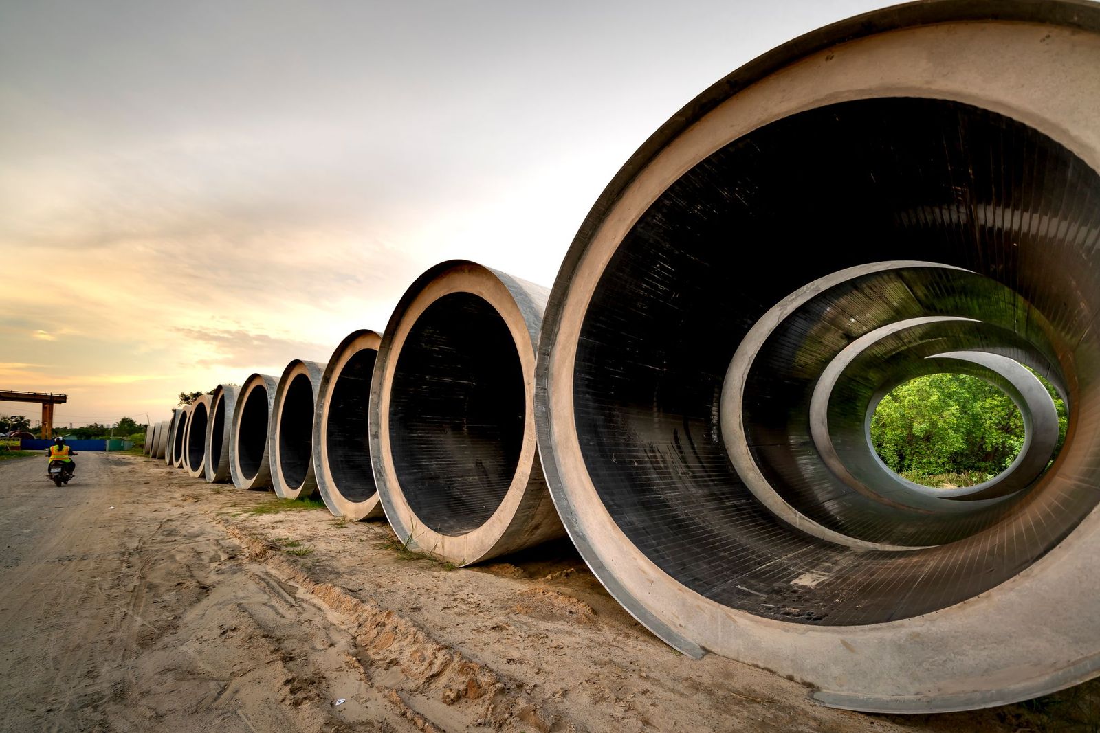 Temsili görsel: toprak yol kenarında dizilmiş büyük çaplı beton borular