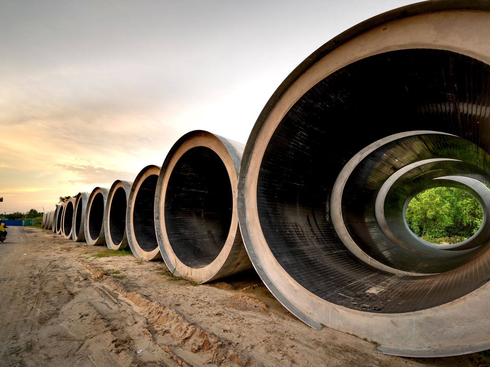 Temsili görsel: toprak yol kenarında dizilmiş büyük çaplı beton borular