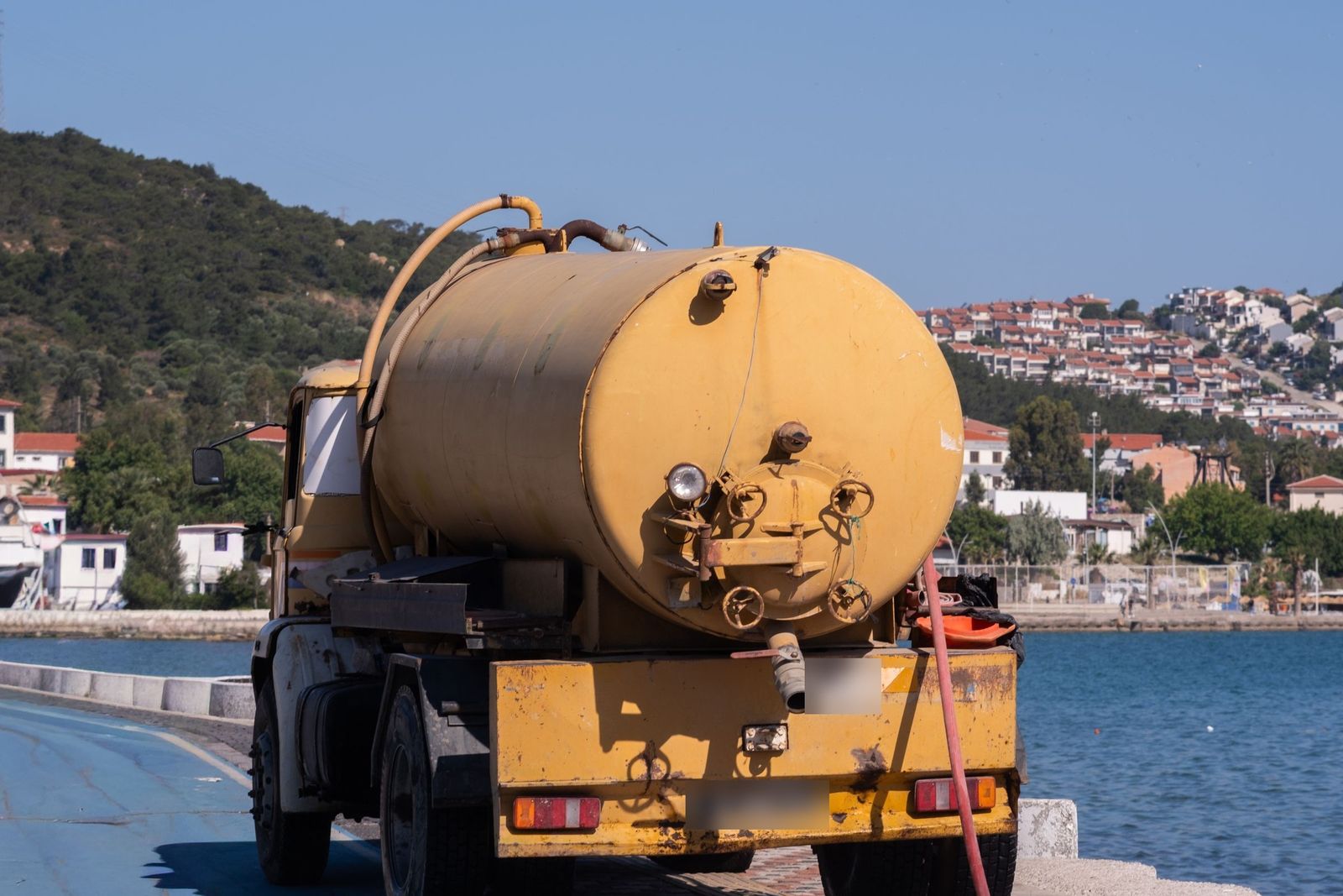Temsili görsel: vidanjör tipi tankerin arkası: boşaltma vanası ve hortum