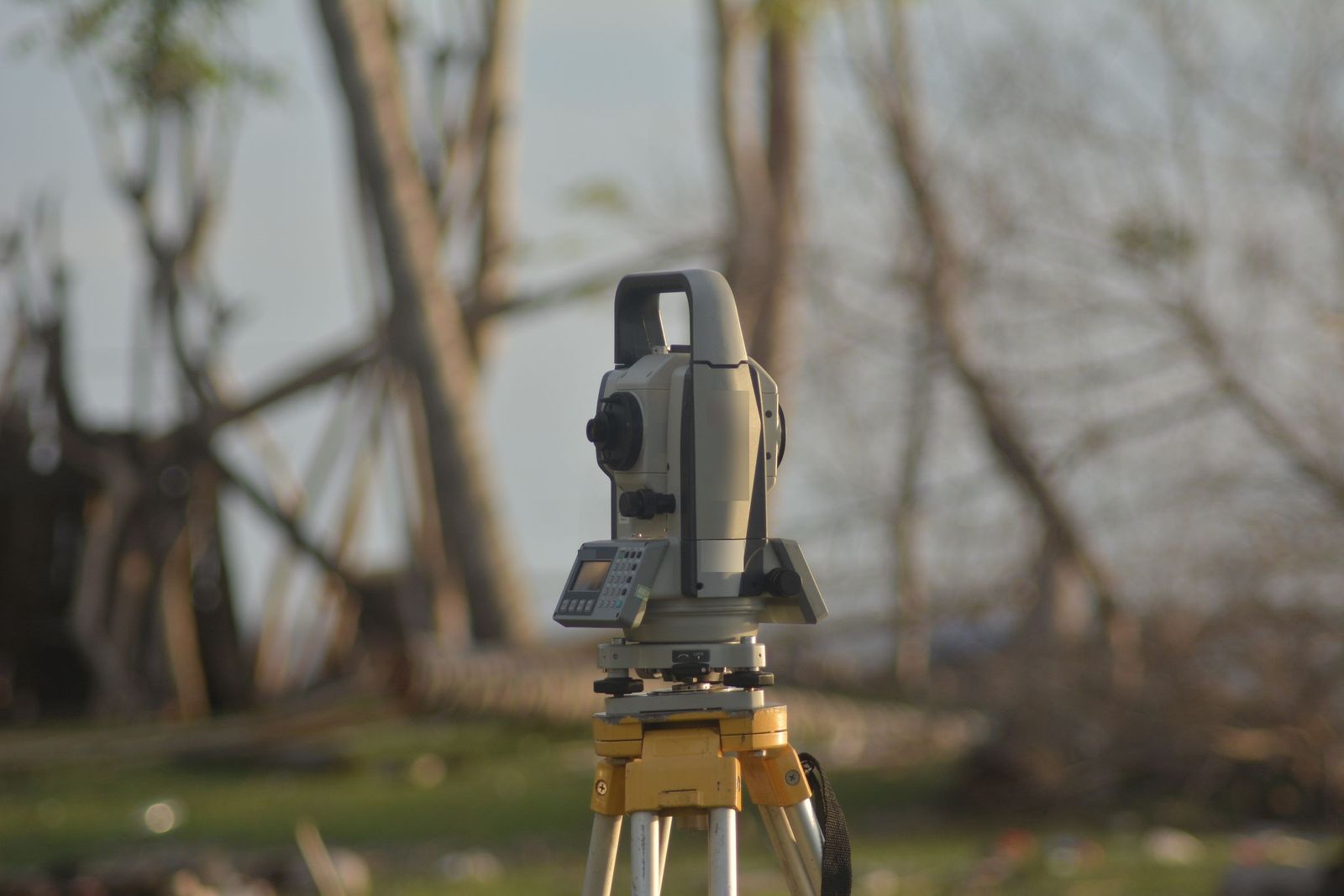 Temsili görsel: sehpa üzerinde total station ölçüm aleti
