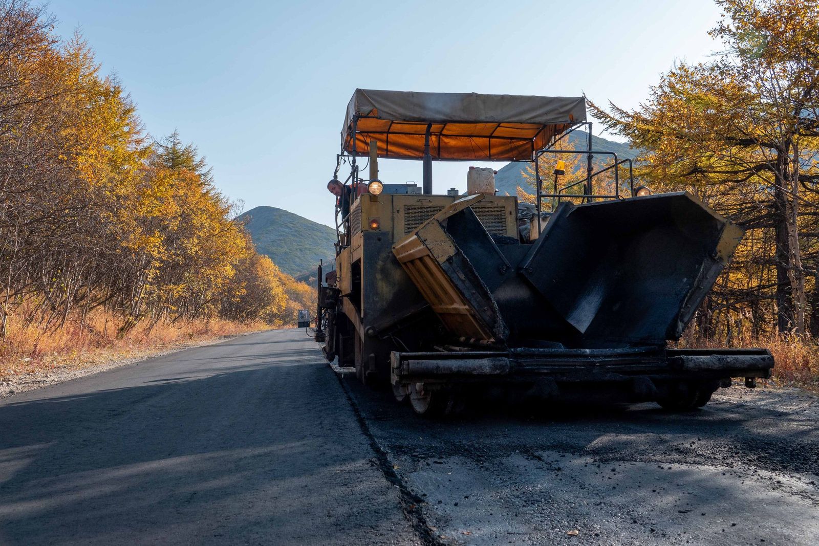 Temsili görsel: yolda asfalt serme makinesi (finişer)