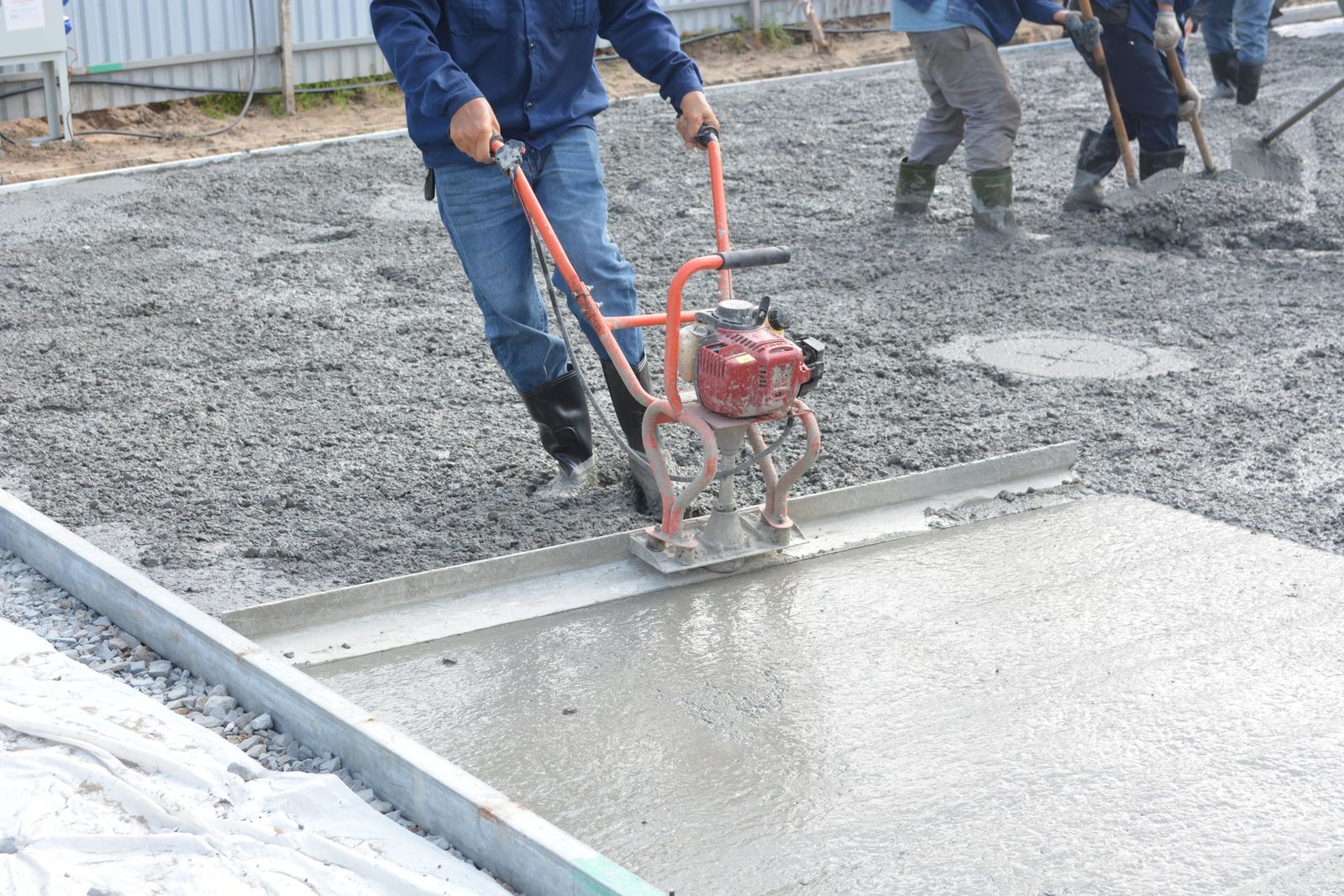 Temsili görsel: titreşimli mastarla taze beton yüzeyinin tesviyesi
