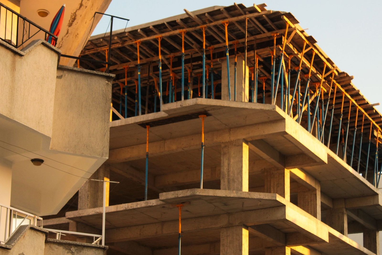 Temsili görsel: betonarme karkas bina ve kat kalıbı dikmeleri