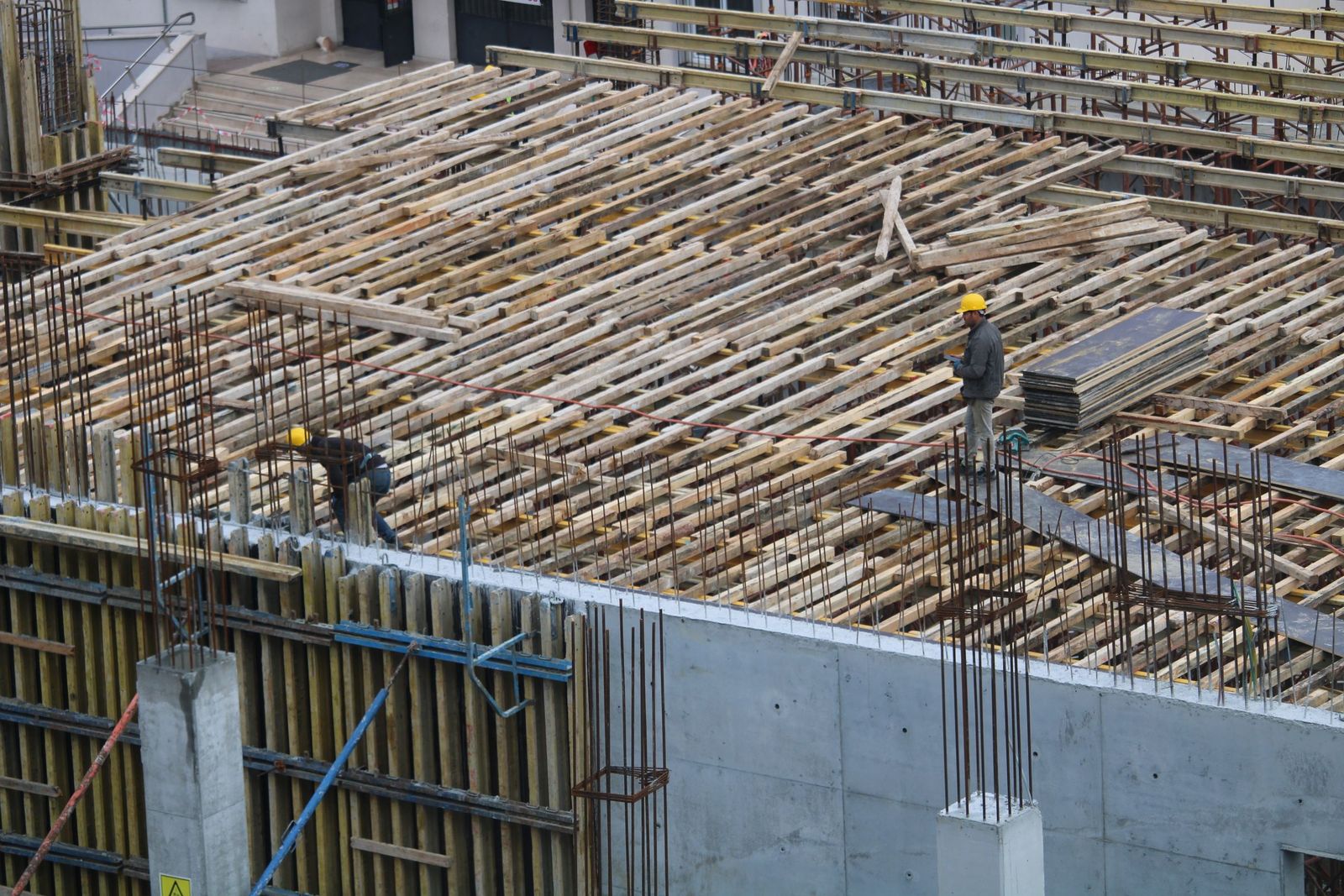 Temsili görsel: döşeme kalıbının ahşap kirişleri, perde beton ve kolon filizleri